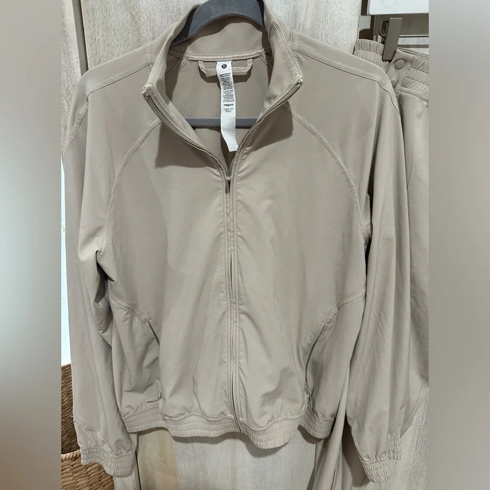 Lululemon Tracksuit Size 8 Mojave Tan Glyde jacket and tear away track pants - Picture 2 of 6